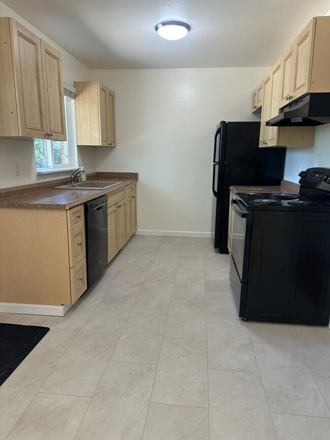 Building Photo - Spacious 3 Bedroom House with Attached Garage and Large Yard!
