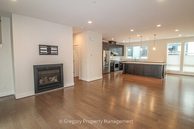 Building Photo - Newer Luxury 4 Bed 3 Bath 2 Car Garage Townhouse in Desirable Downtown Bothell Location. Walk to ...