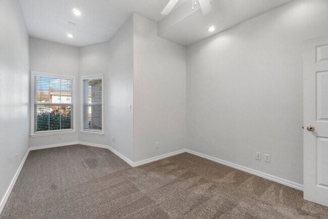 Building Photo - Brookshire 1325/1327