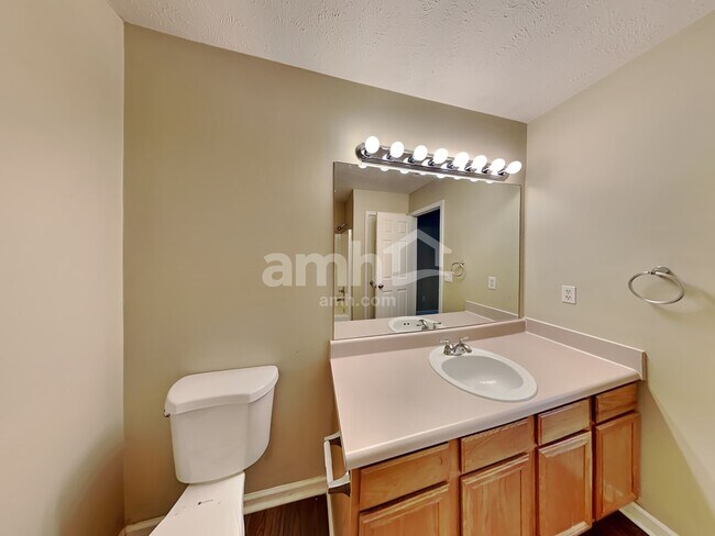 Building Photo - 634 Mable Dr