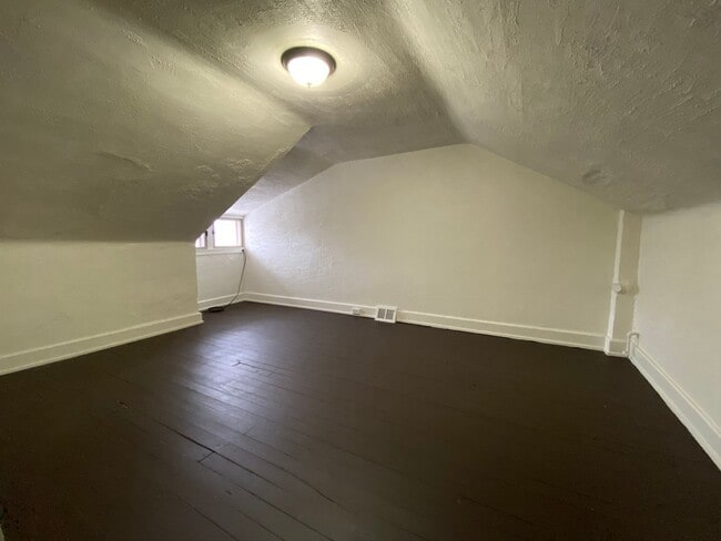 Building Photo - Charming Three Bedroom Townhouse in Squirrel Hill! Back Yard & Covered Front Porch! Call Today!