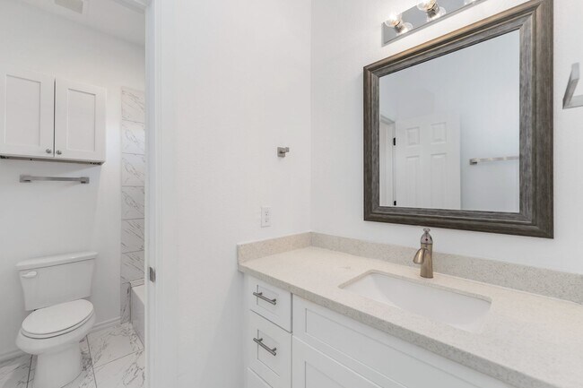 Building Photo - Space, Style & Convenience in Houston