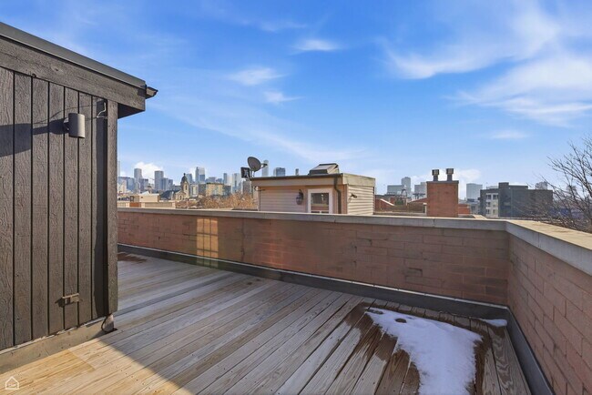 Building Photo - 952 N Racine Ave