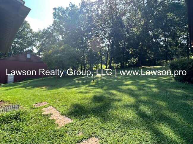 Building Photo - Quaint Two Bedroom Home By Christmas Tree Farm