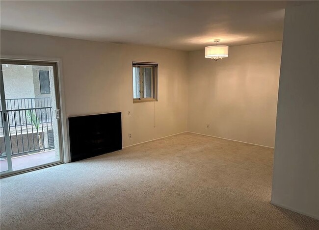 Building Photo - 55 Knolls Crescent