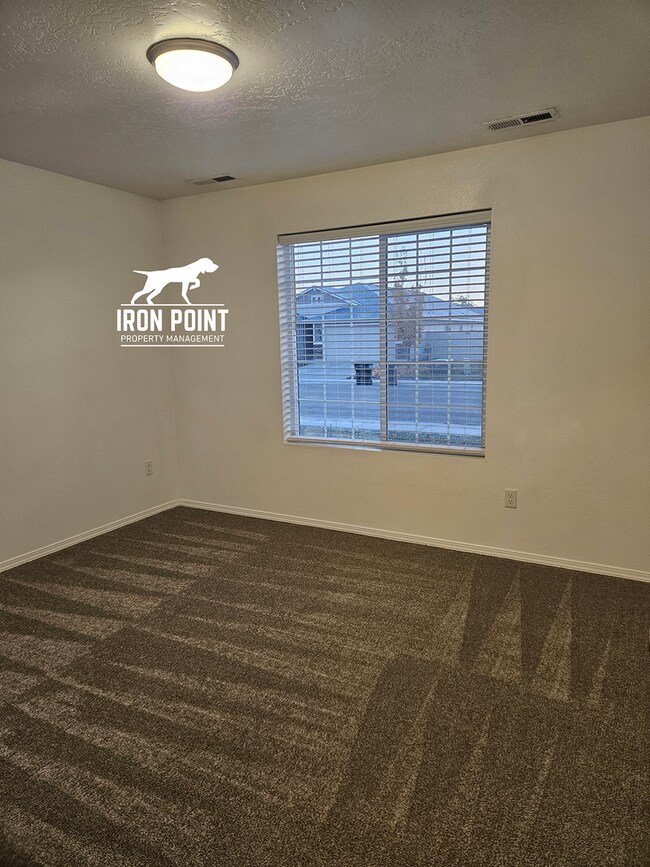 Building Photo - Move-in Ready Home w/new paint & flooring ...