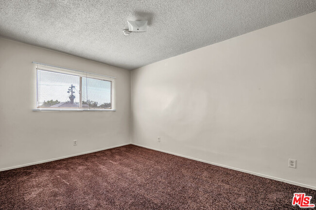 Building Photo - 1095 W 39th St