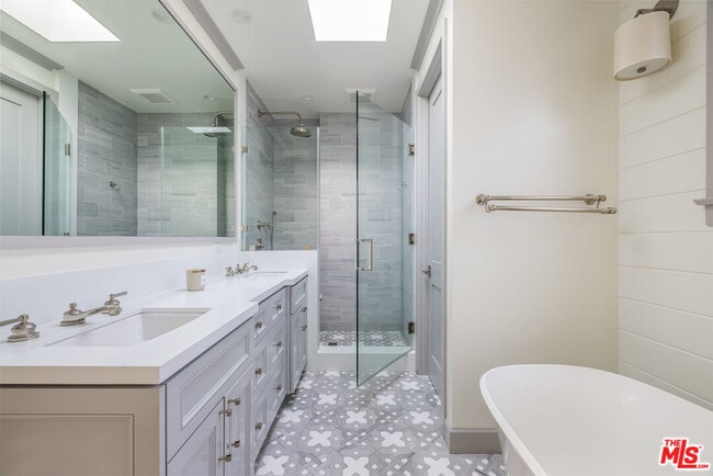 Building Photo - 703 Bayview Dr