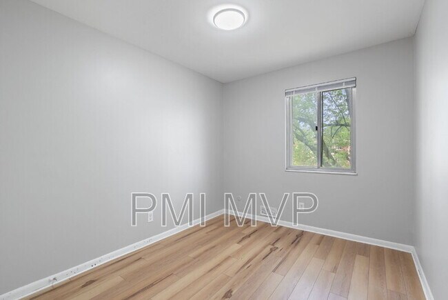 Building Photo - 3027 Rotunda Ct S