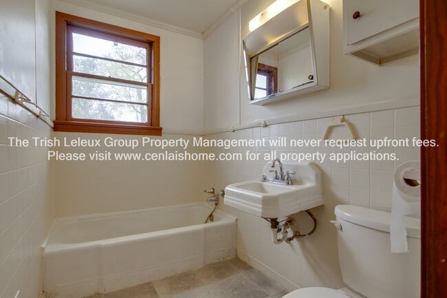 Building Photo - Near Downdown Pineville large 2/1 freshly painted.