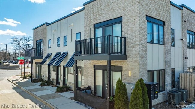 Building Photo - 105 Laurel Ct