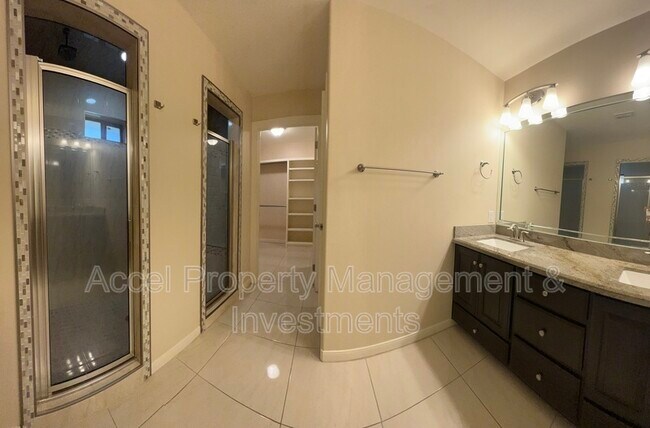 Building Photo - 711 N Abbott Ave