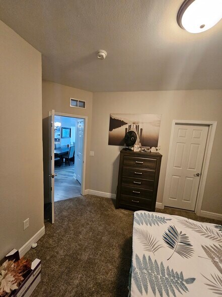 Building Photo - 230 Plaza Gardens Ct