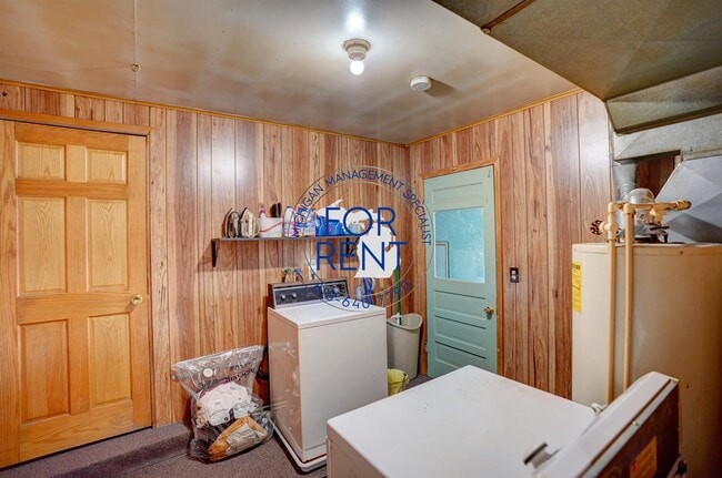 Building Photo - 1327 E Hurd Rd