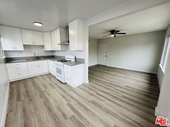 Building Photo - 810 W 62nd St