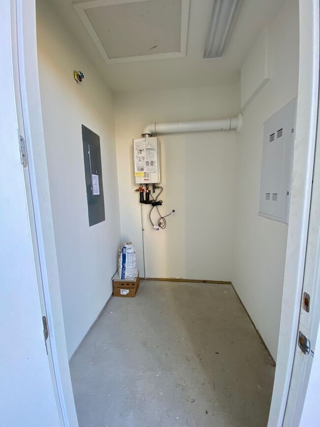 Building Photo - LUXURIOUS HIGH-END 2-story townhome in Market Common - walk to everything!