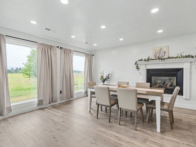 Building Photo - 74 Stillwater Rd