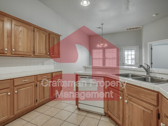 Building Photo - 2707 Silvertree Dr