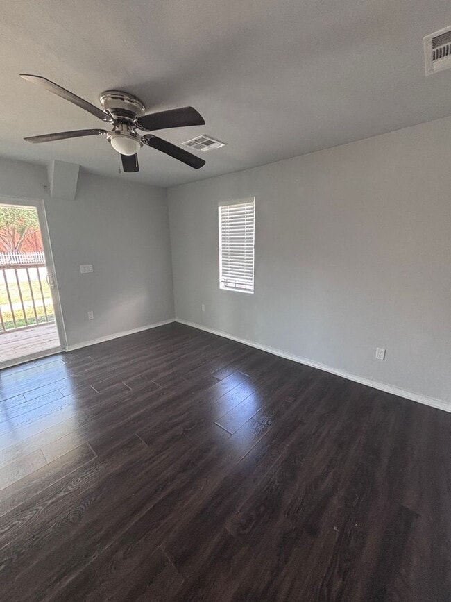 Building Photo - Ferrill St Triplex