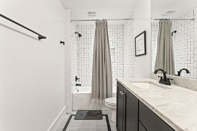 Building Photo - Experience Elegance and Comfort: Spacious ...