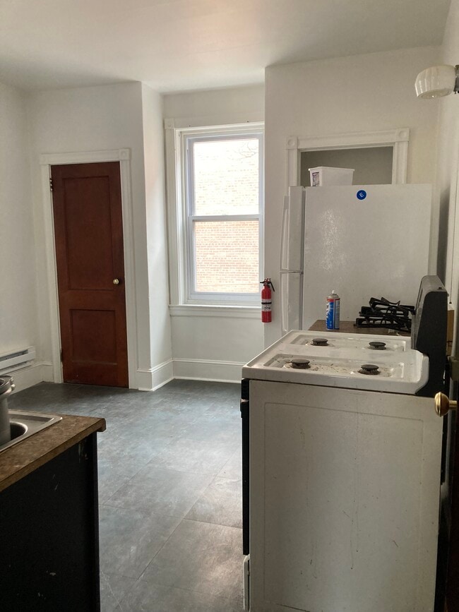 Kitchen - 1533 Overington St