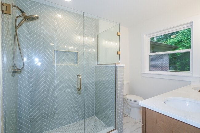 Building Photo - 440 S May St