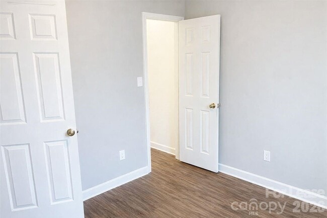 Building Photo - 211 Kingville Dr