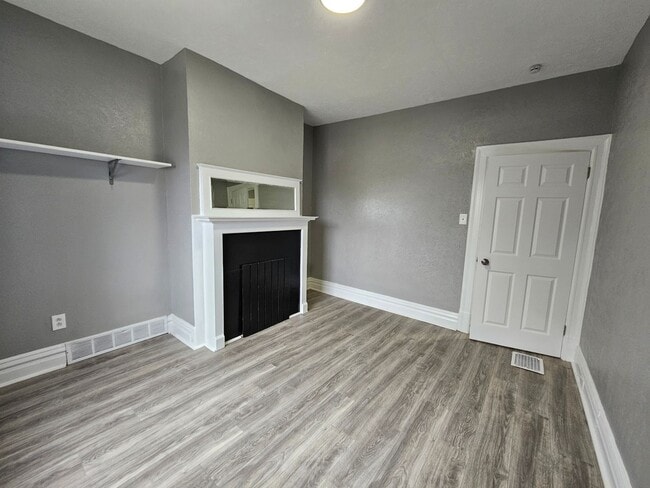 Building Photo - Fully updated 3 Bedroom 1 Bath Apartment f...