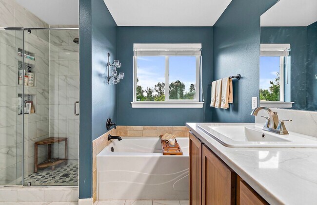 Building Photo - 4Bd/2.5Ba Renton Townhome