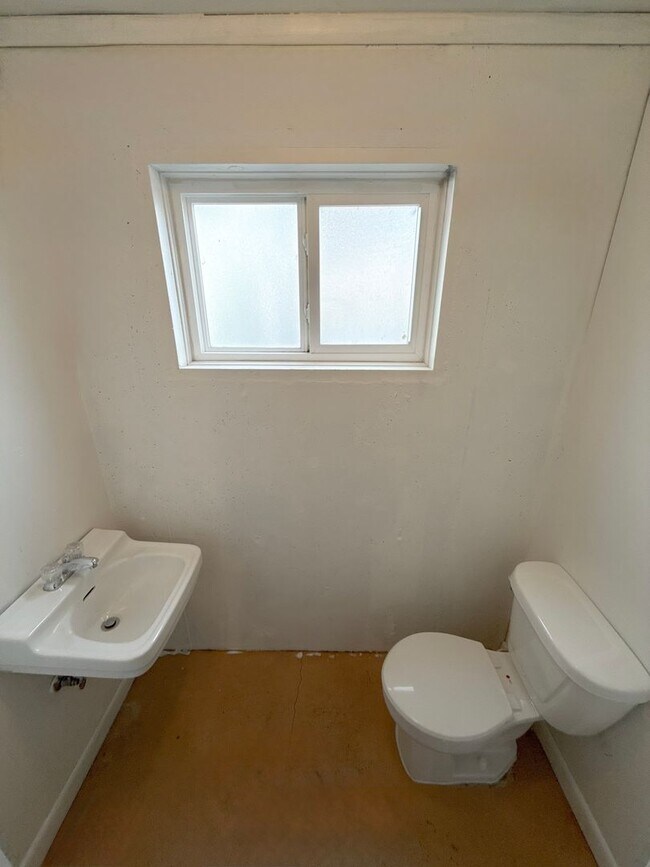 Building Photo - 3 Bedroom, 1.5 Bath House in Pacific Terrace neighborhood