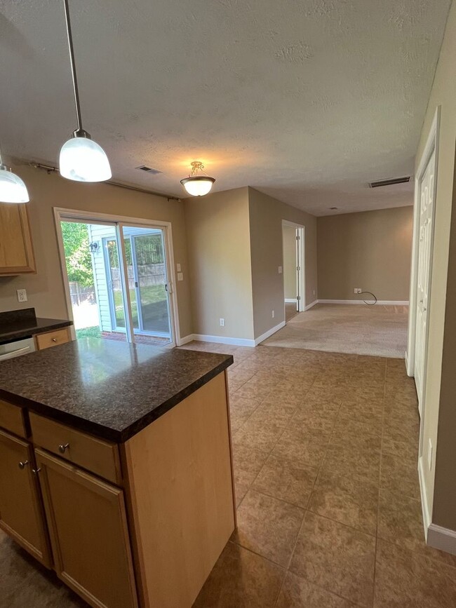 Building Photo - Stunning 4 Bed, 2.5 Bath Home in Cameron