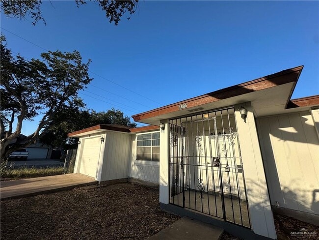 Building Photo - 1805 Cll De Amistad