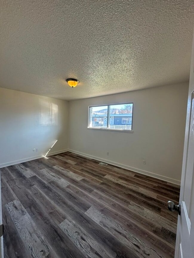 Building Photo - 3 Bedroom Duplex with Carport