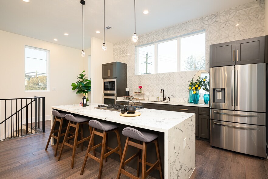 Building Photo - 917 Thompson St