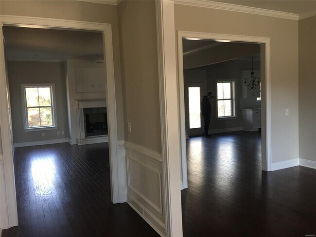 Building Photo - 353 Sydney Dr S