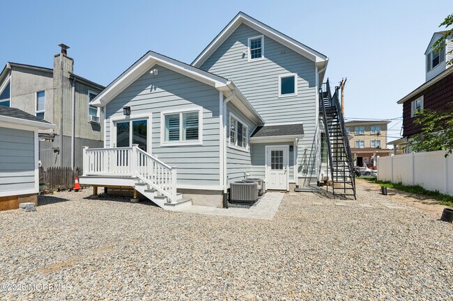 Building Photo - 113 12th Ave