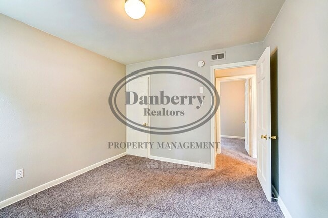 Building Photo - 833 Turner Ave