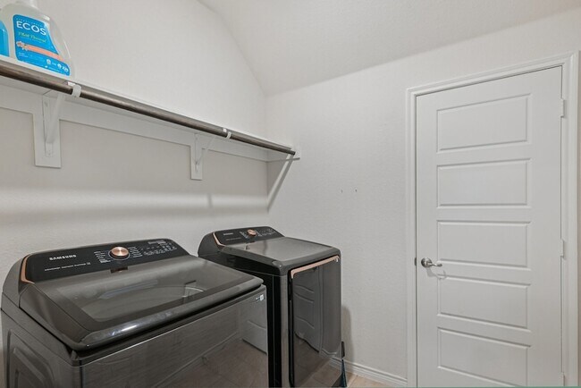 Building Photo - 1025 Indigo Ln