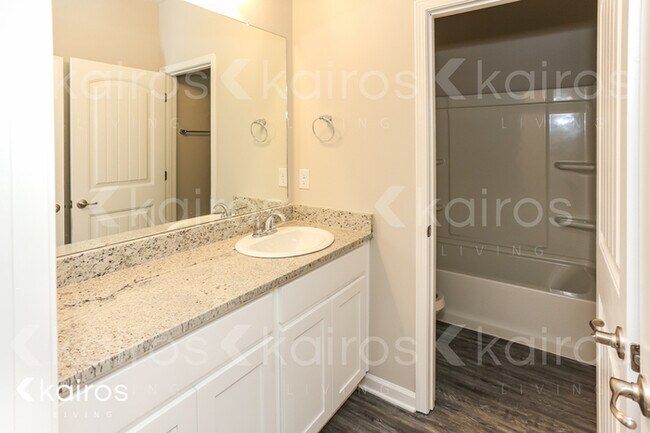 Building Photo - 6515 Tiger Pointe Dr.