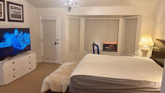 Building Photo - 6 bedroom 3 1/2 bathrooms 2 car garage Lar...