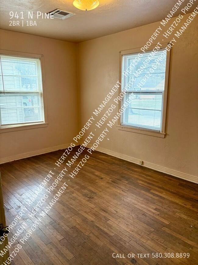 Building Photo - 941 N Pine-