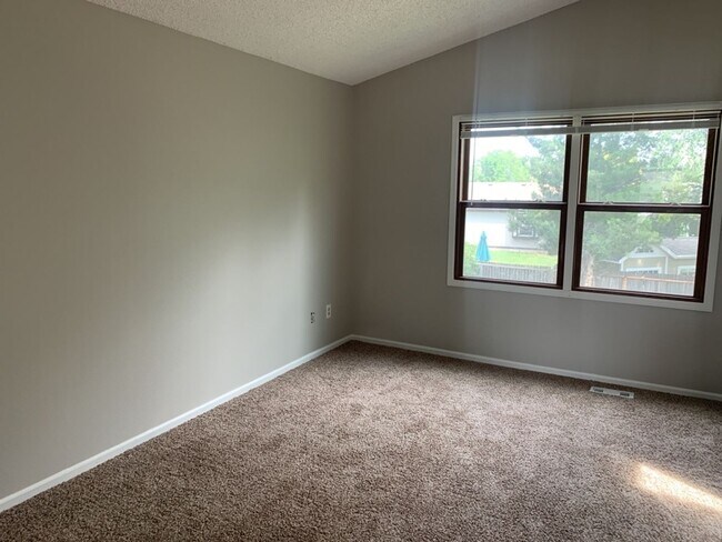 Building Photo - Spacious Tri-Level Home in Southwest Ft. C...
