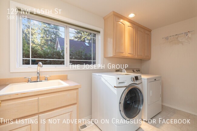 Building Photo - Beautiful 5 bed 3.5 bath in Seattle's Broa...