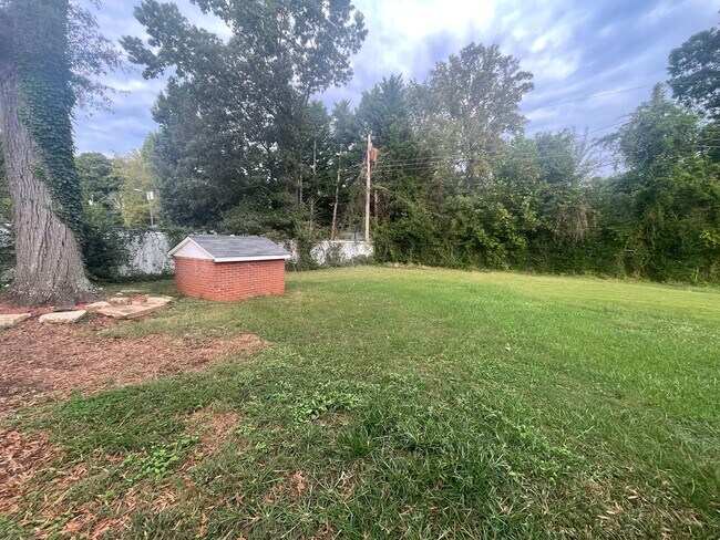 Building Photo - 8224 Douglas Dr