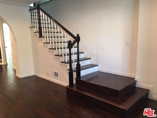 Building Photo - 125 N Palm Dr