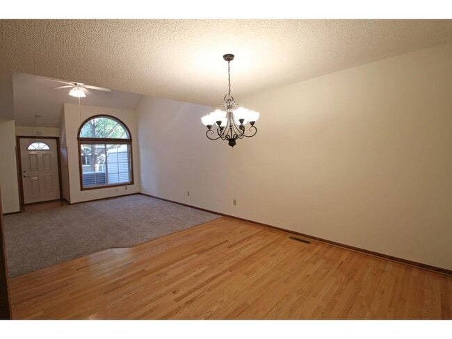 Building Photo - 207 Primrose Ct