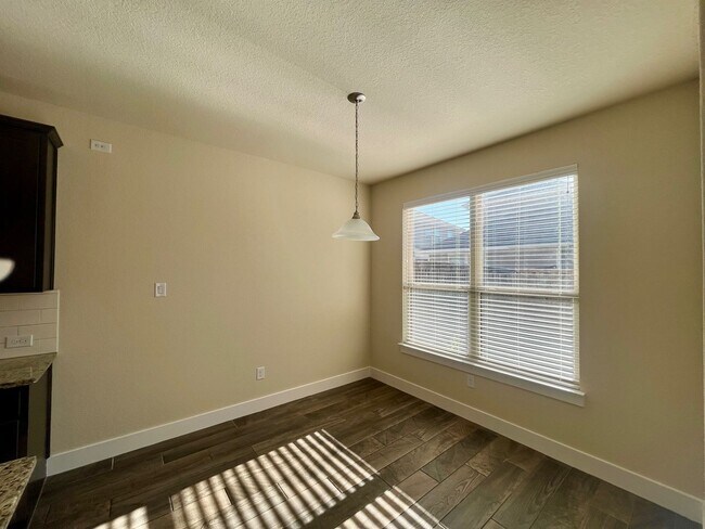 Building Photo - Fabulous Townhome in New Braunfels 3/2.5 ~ Minutes from Gruene ~ Move in Ready!