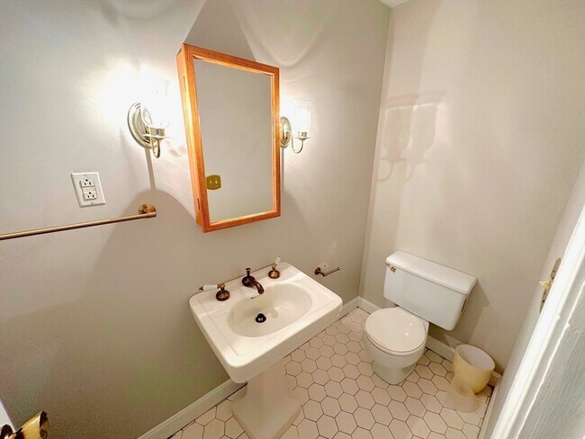 Building Photo - 32 Gloucester St