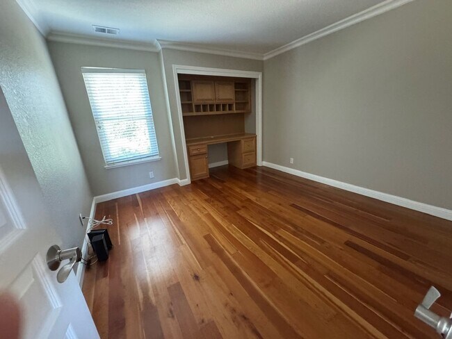 Building Photo - Fully remodeled home, Pet friendly with A/...
