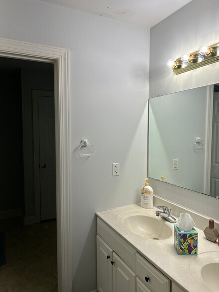 Master bath - 12 Bermuda Pointe Cir